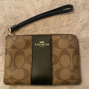 Coach Wristlet Wallet 🤎